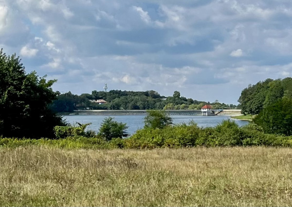 Pozemok s vydaným stavebkom na vilu pri priehrade v Lozorne